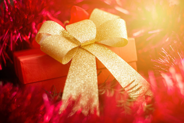 Κλείστε επάνω σε κόκκινο κουτί χριστουγεννιάτικο δώρο, vintage αποτέλεσμα - Φωτογραφία, εικόνα