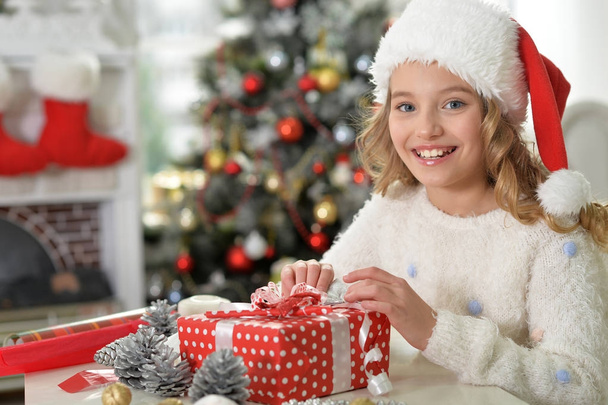 Girl with  Christmas present - Foto, immagini