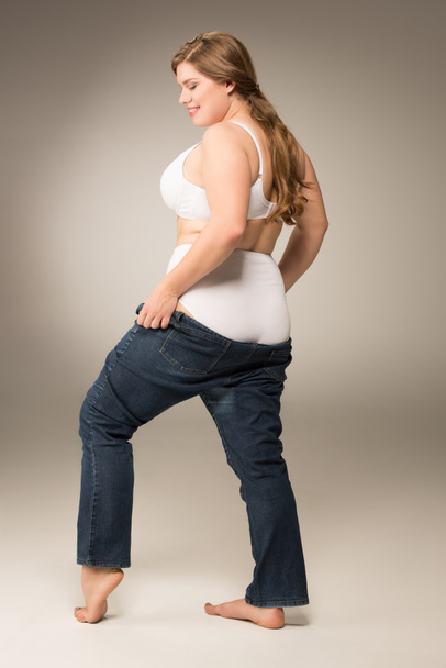 Lachende vrouw overgewicht waering jeans - Foto, afbeelding