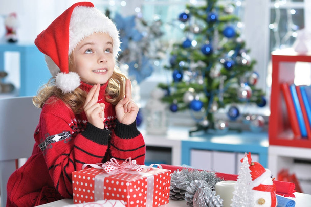 девушка с рождественским подарком - Фото, изображение