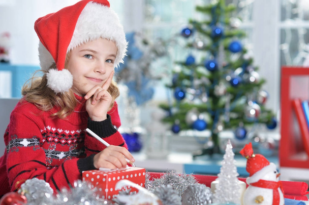 Girl prapring for  Christmas - Foto, immagini
