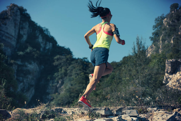mujer corriendo en la montaña
  - Foto, imagen