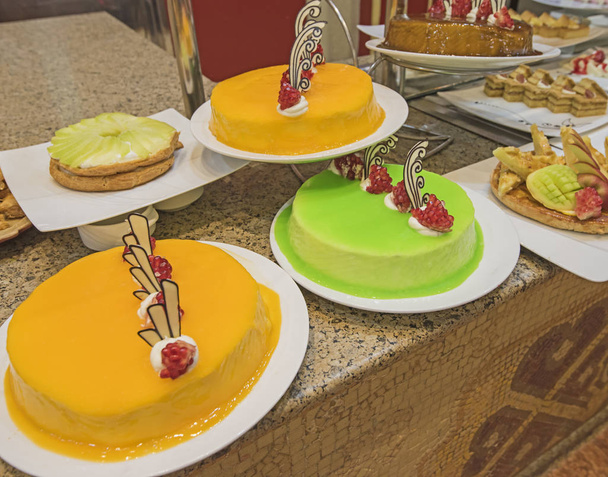 Выбор десертов в ресторане "шведский стол"
 - Фото, изображение