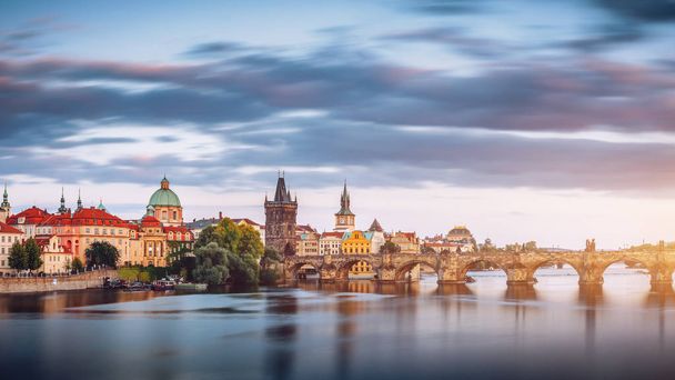 Карлів міст (Karluv більшість) і Малостранськую вежі, Прага в су - Фото, зображення