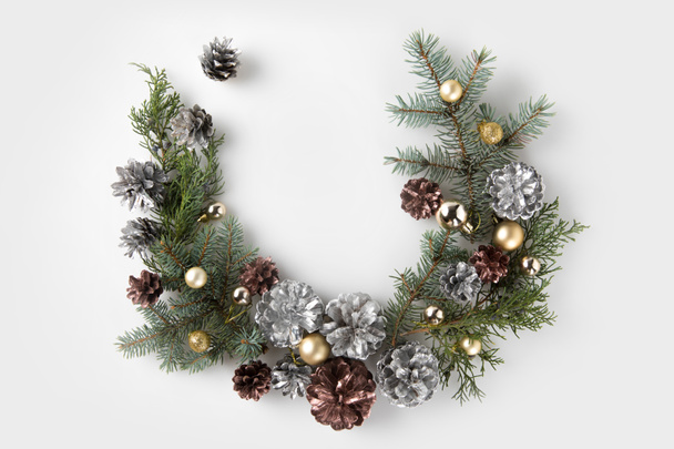 Corona de Navidad hecha de ramas de abeto
 - Foto, imagen