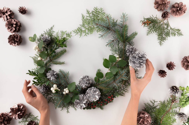 hands making christmas wreath - Foto, Bild