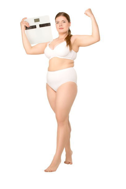 mujer con sobrepeso posando con escamas
 - Foto, Imagen