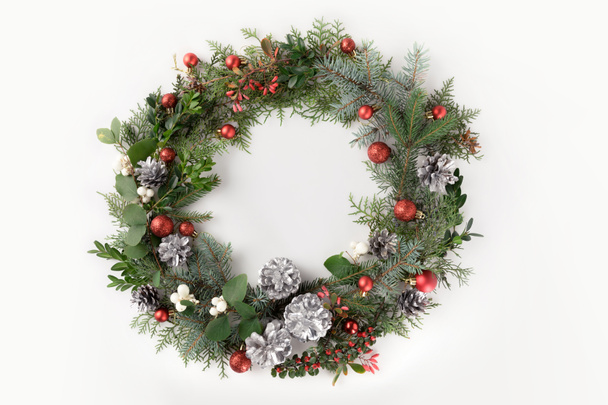 christmas wreath with balls and pine cones - Fotoğraf, Görsel