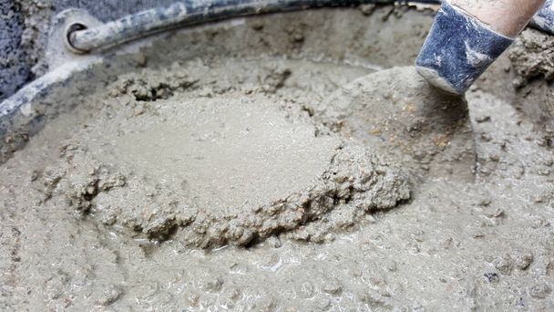 poner ladrillos con bañera de mezcla de cemento, hormigón mortero
 - Foto, imagen