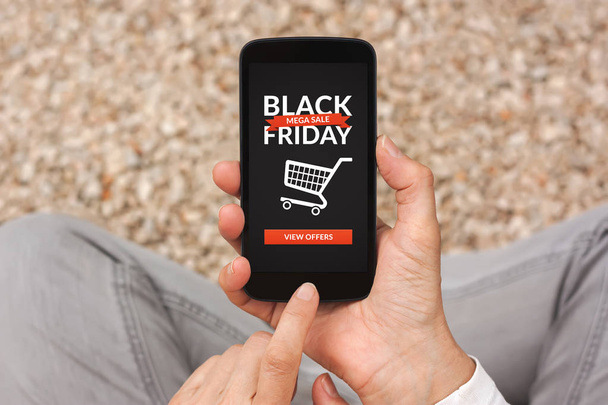 Black Friday konsepti ile akıllı telefon ekranında holding eller - Fotoğraf, Görsel