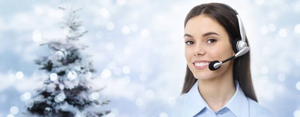 mujer tema de Navidad con auriculares sonriendo aislado en Navidad
 - Foto, Imagen