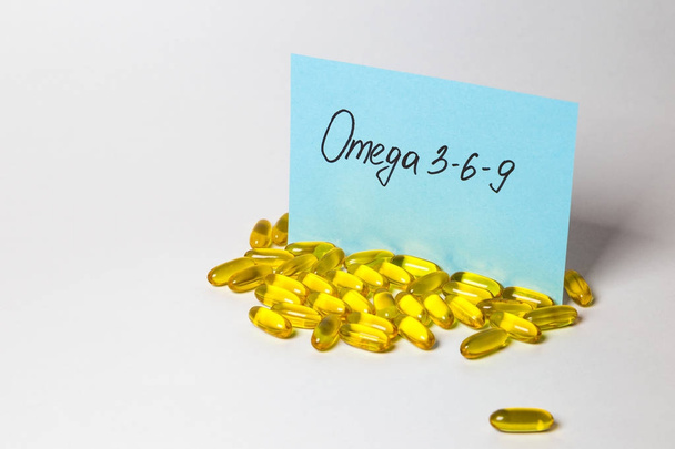 Omega 3 - 6 - 9 en cápsulas aisladas sobre fondo blanco
 - Foto, Imagen