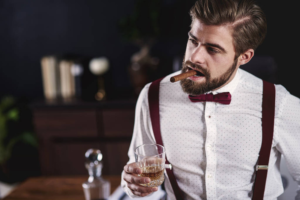 Portret van knappe man met de Cubaanse sigaar en whiskey  - Foto, afbeelding