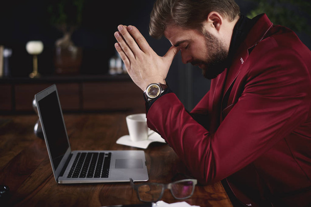 Strach, podnikatel se modlí ve své kanceláři  - Fotografie, Obrázek
