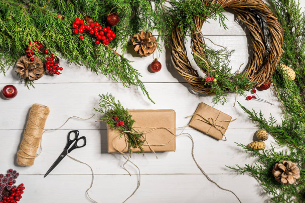 Vánoční dárkové dekorace s handmade kutilství na bílém pozadí dřevěná. Udělej to sám. - Fotografie, Obrázek