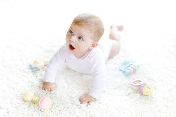 bonito bebê menina jogar com colorido pastel vintage chocalho brinquedo - Foto, Imagem
