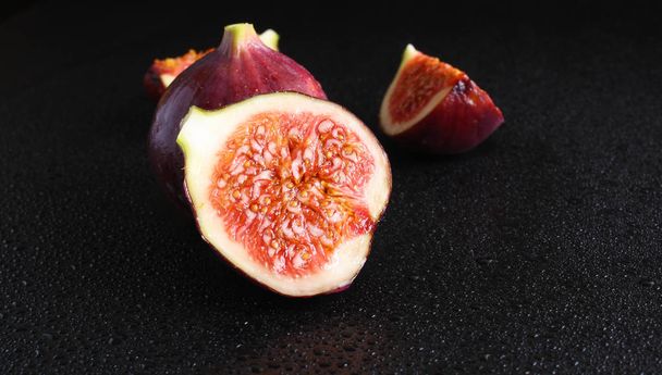 figs on a black background - Фото, зображення