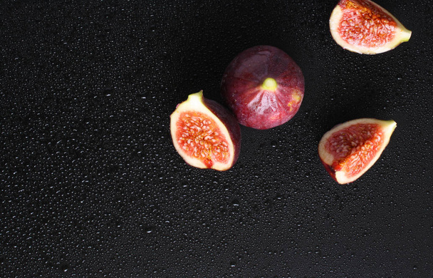 figs on a black background - Foto, Imagem