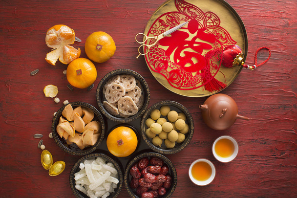 Плоская китайская новогодняя еда и напитки на столе
. - Фото, изображение