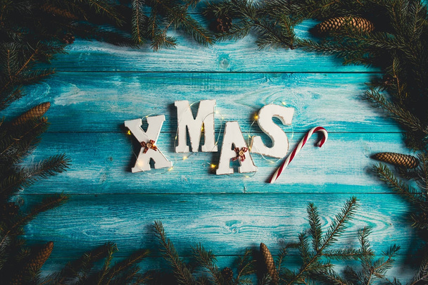Слово Різдво на синьому дерев'яному фоні
. - Фото, зображення