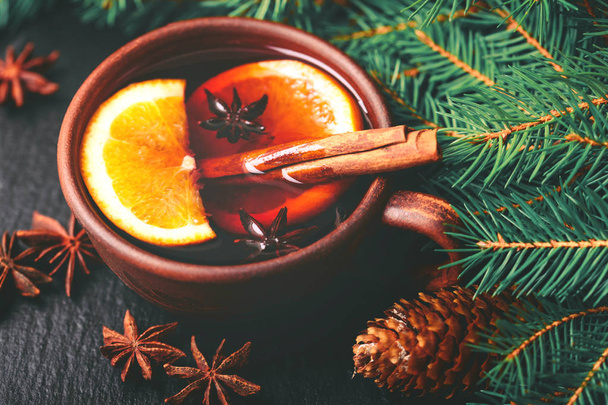 Hot mulled wine. Christmas tree branches and cones. Holidays. - Foto, imagen