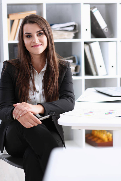 Femme d'affaires sur le lieu de travail dans le portrait de bureau
 - Photo, image