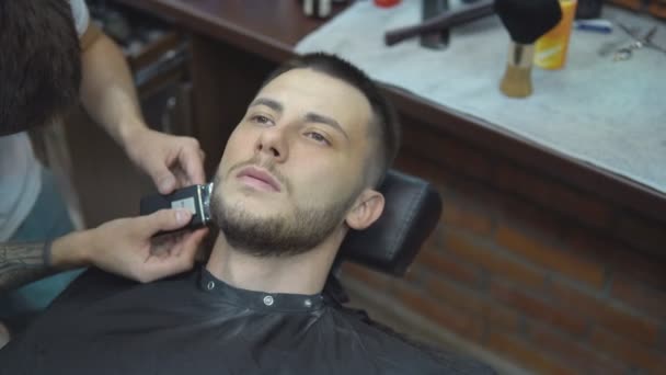 Young handsome man in barbershop - Πλάνα, βίντεο