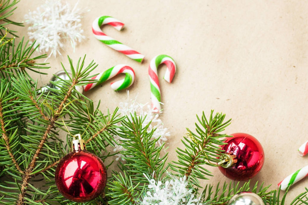 Świąteczna Boże Narodzenie granicy z czerwone i srebrne kulki na gałęzie jodły i płatki śniegu na rustykalne beżowym tle - Zdjęcie, obraz