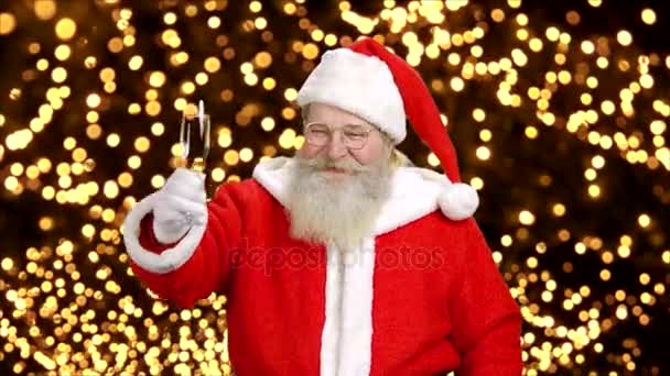 Santa trzyma kieliszek szampana. - Materiał filmowy, wideo