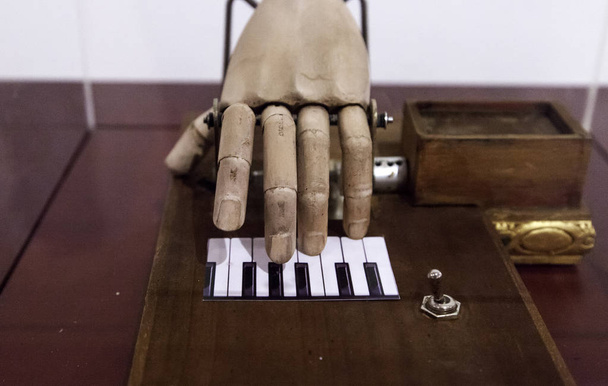Käsi pelaa pianoa
 - Valokuva, kuva