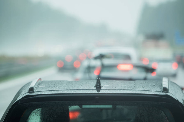 Машина едет по дороге под дождем
 - Фото, изображение