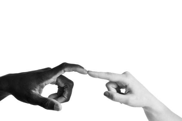 eine kaukasische und eine afrikanische Hand auf weißem Hintergrund - Foto, Bild