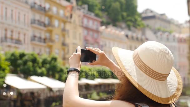 Utazó lány használ egy okos telefon a lemezképet, a régi város - Felvétel, videó