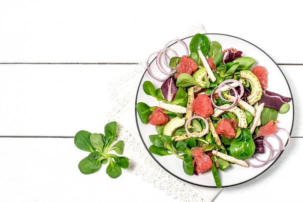 frischer Salat mit Huhn, Grapefruit und Avocado  - Foto, Bild