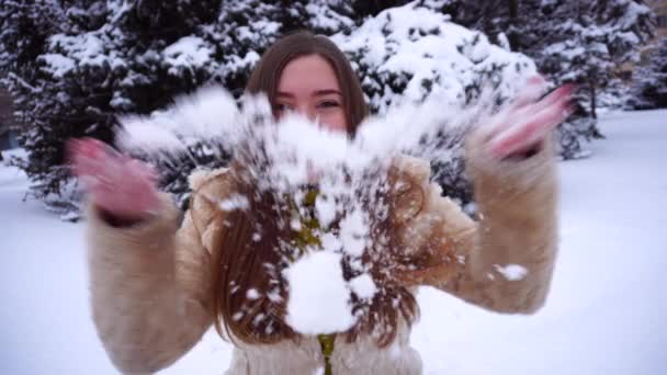 Jonge vrouw zich verheugt op eerste dag van de winter. - Video