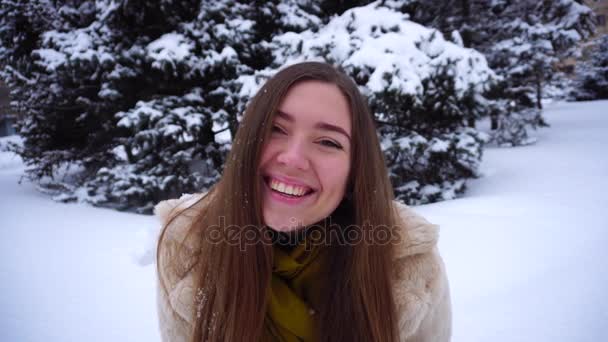 Hezká dívka pózuje pro kamery zimní sníh - Záběry, video
