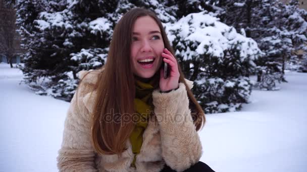 mooie jonge vrouw praten over de telefoon. - Video
