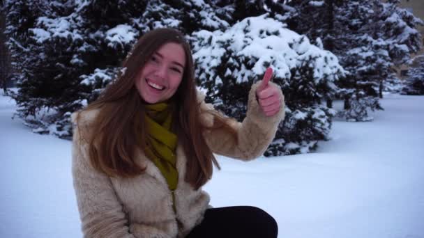 Jong meisje poses op winter achtergrond. - Video
