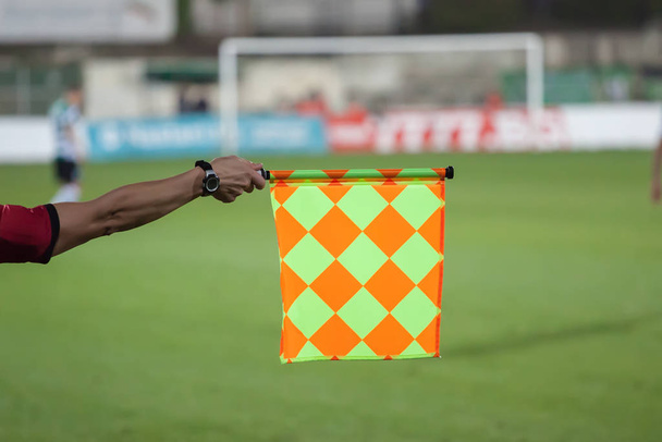 L'arbitro di calcio tiene la bandiera. Trappola esterna
 - Foto, immagini