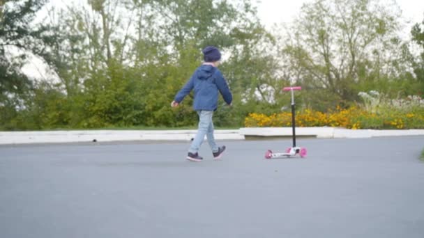 girl taking scooter slow motion - Materiał filmowy, wideo