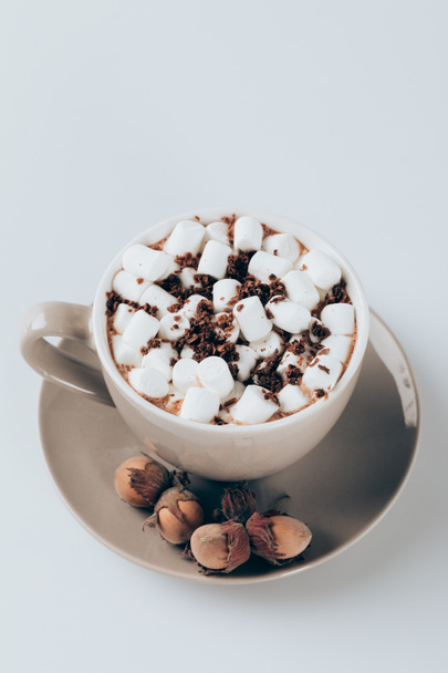 Kakao mit Marshmallows, Schokolade und Walnüssen - Foto, Bild