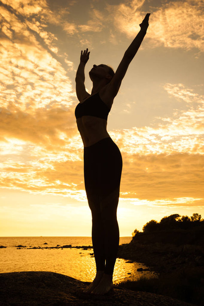 fitness kaukaski kobieta Praktykuje jogę - Zdjęcie, obraz