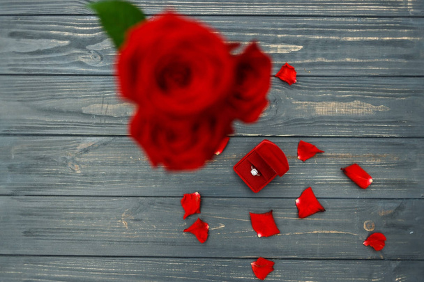 oferta de boda con rosas y anillo de boda
 - Foto, imagen