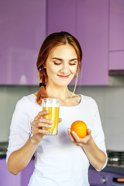 Mladá dívka pije pomerančovou šťávu. Žena má oranžové. BR - Fotografie, Obrázek
