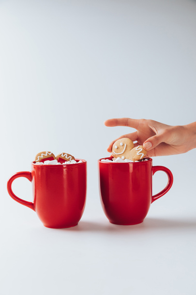 horké kakao s marshmallows a perník muži - Fotografie, Obrázek