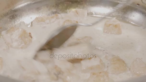 Closeup de carne de frango com tiras de leite cozinhar em uma panela quente em um fogão a gás. Fritar frango em uma panela, Vista superior. Cozinhar peito de frango frito na panela oleada no fogão
 - Filmagem, Vídeo