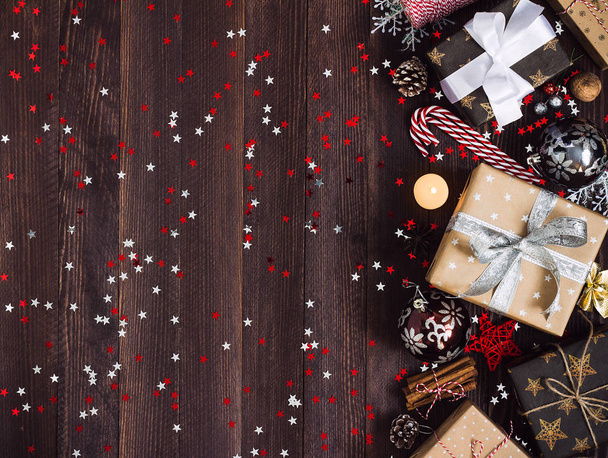 Joululoma lahjapaketti koristeltu juhla pöytä mänty käpyjä karkkia Cane kynttilä pallo
 - Valokuva, kuva
