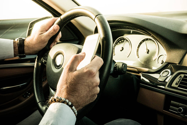 Adult male texting while driving - Φωτογραφία, εικόνα