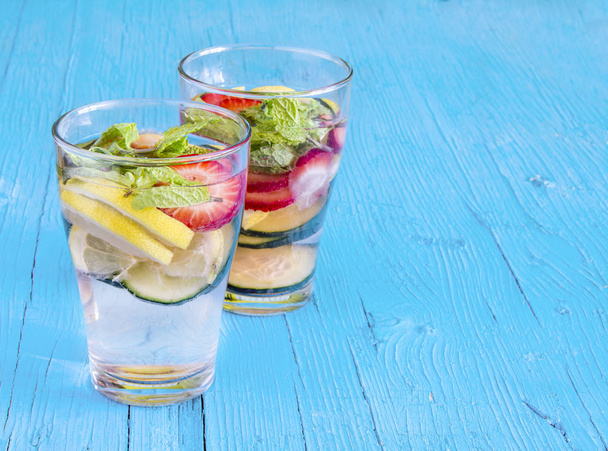 Dietary detox drink with lemon juice, strawberries and cucumber. - Фото, зображення