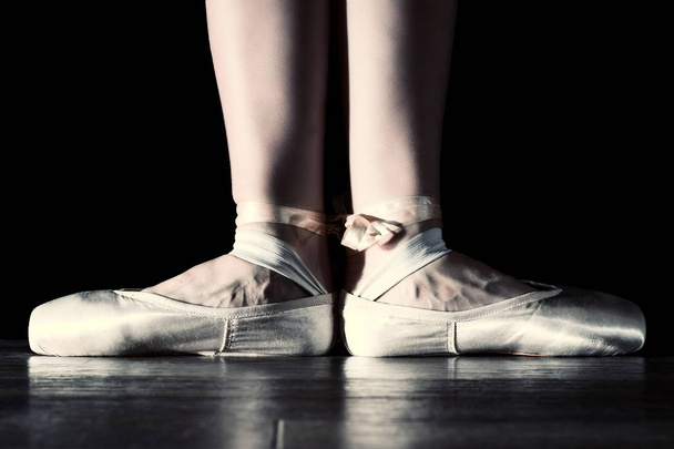ダンス バレリーナの足 - 写真・画像